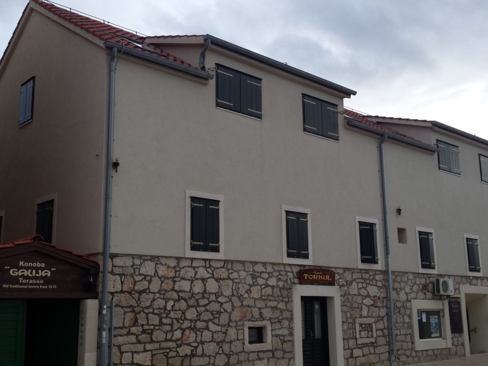 Stambeno-poslovna zgrada, Crnica